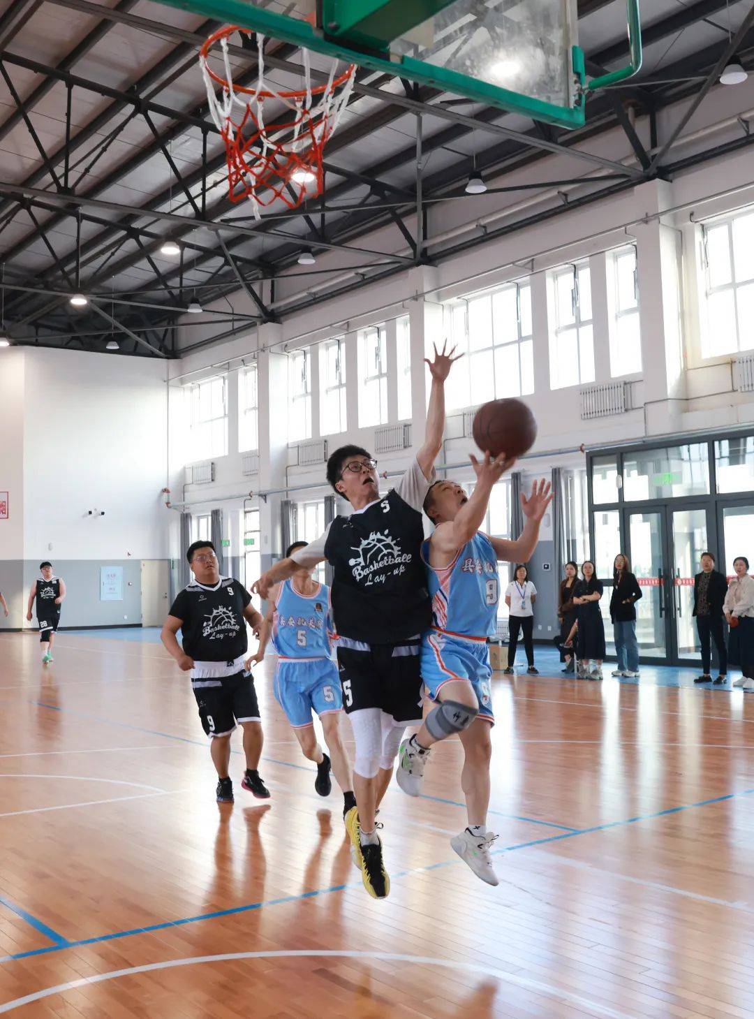 开云平台-激烈的篮球对抗将在赛场上酣战