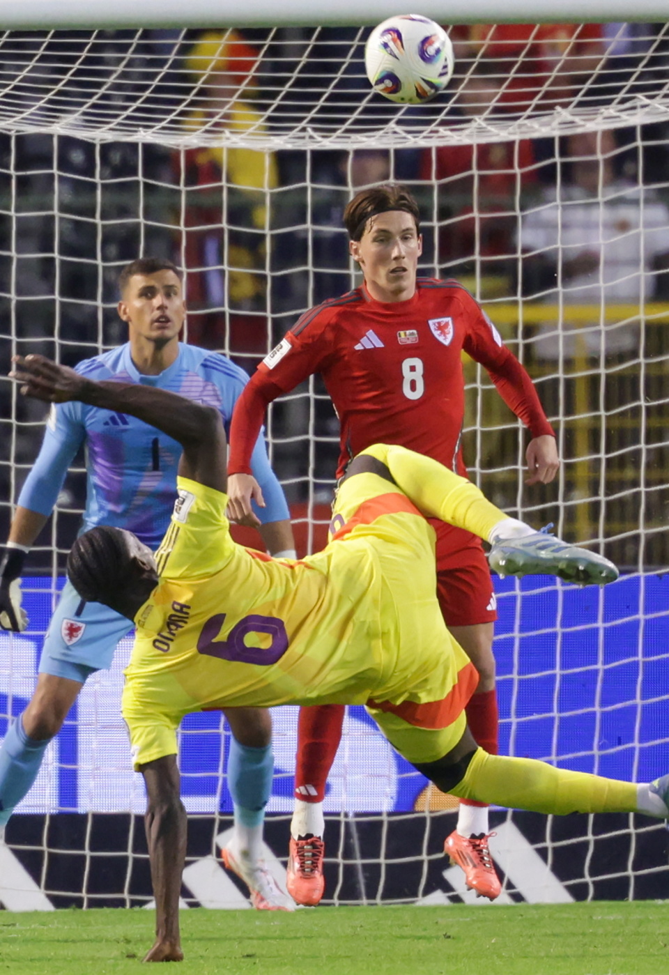 包含世界足球赛：球队势均力敌展开激烈角逐的词条