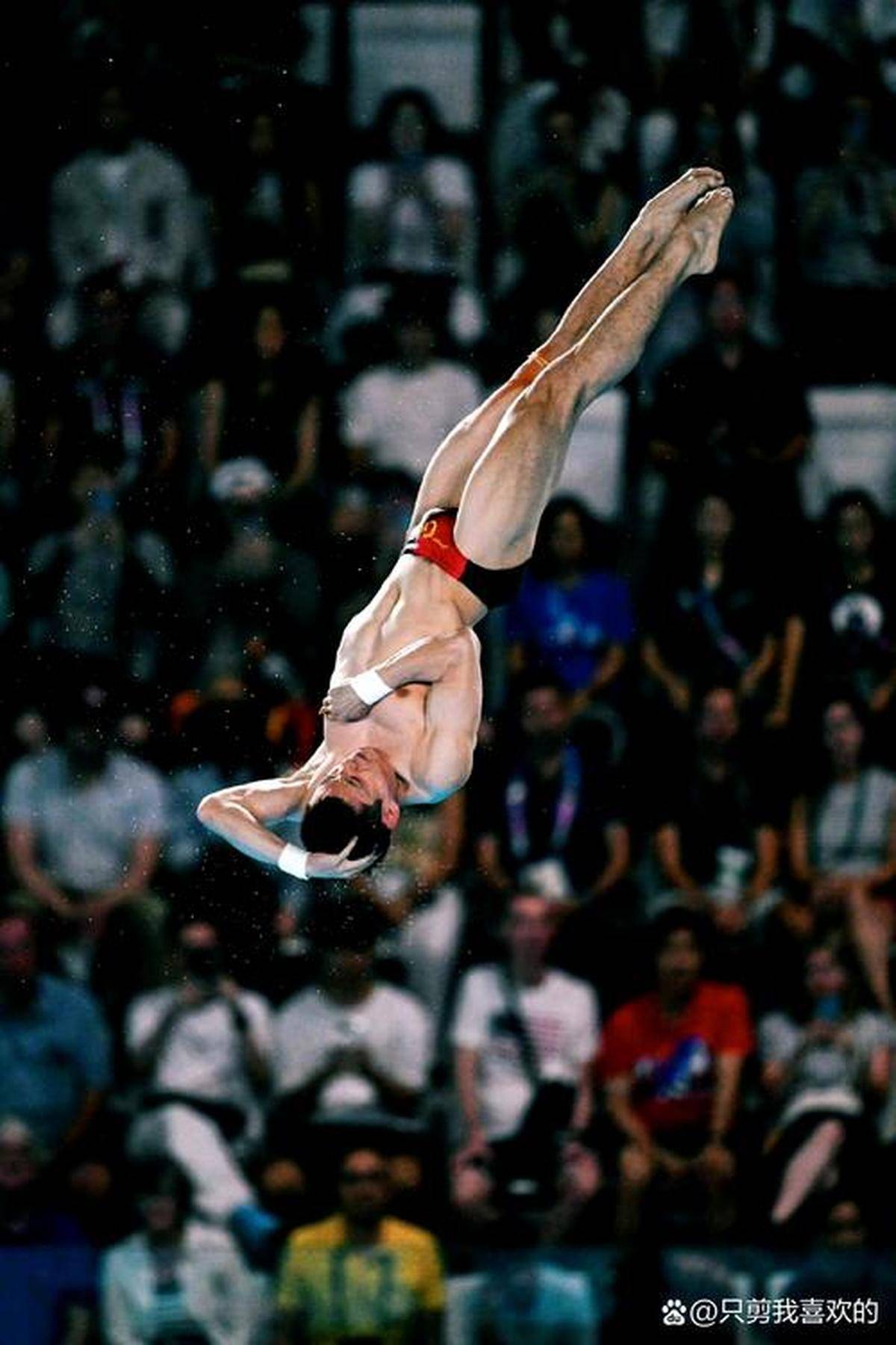 哥伦比亚运动员在跳水比赛中夺冠