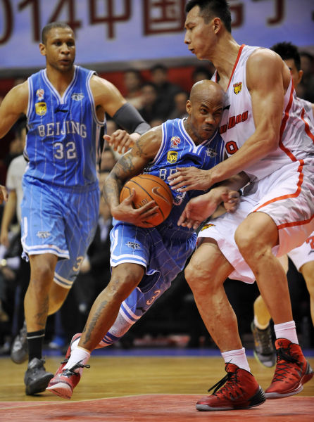 凯尔特人绝杀上海队,易建联带队取胜 凯尔特人绝杀上海队,易建联带队取胜