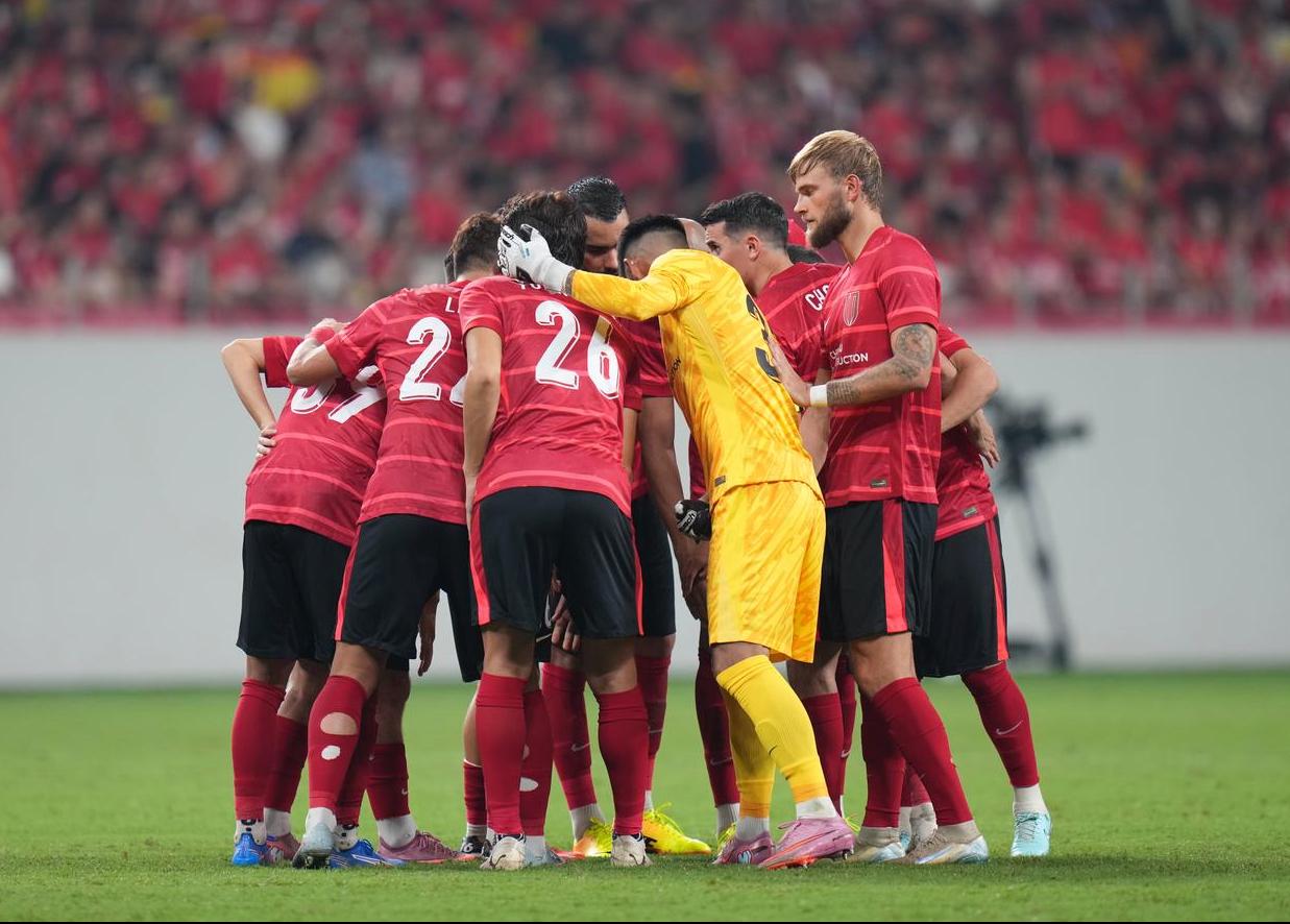 职业足球比赛中一支实力强劲的球队崭露头角