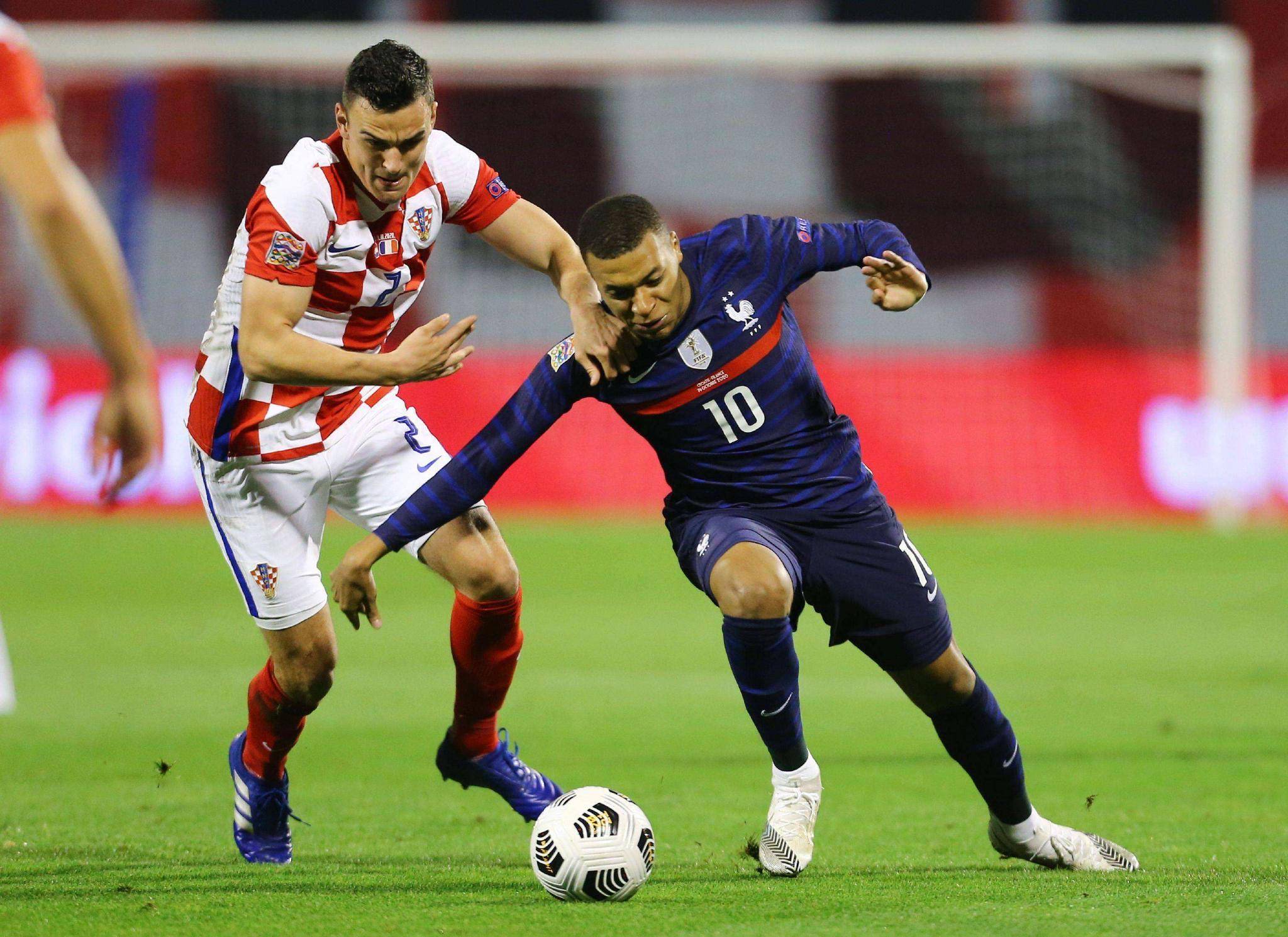 西班牙对战波兰，双方对决激情四溢