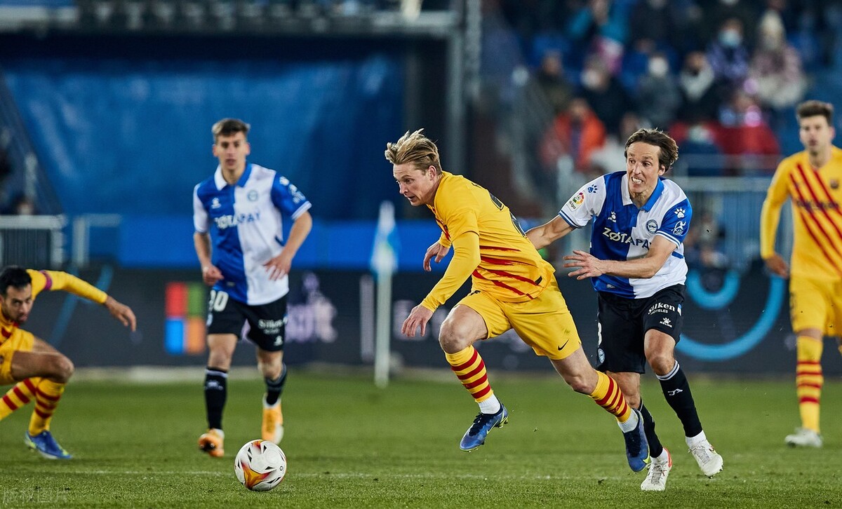 莱比锡红牛绝杀巴萨，本泽马刷新纪录