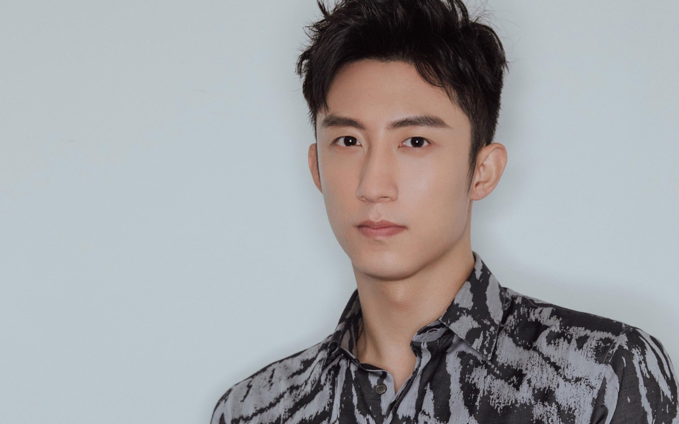 当诺坎普沉寂，那个在绿茵场的阴影里打篮球的人