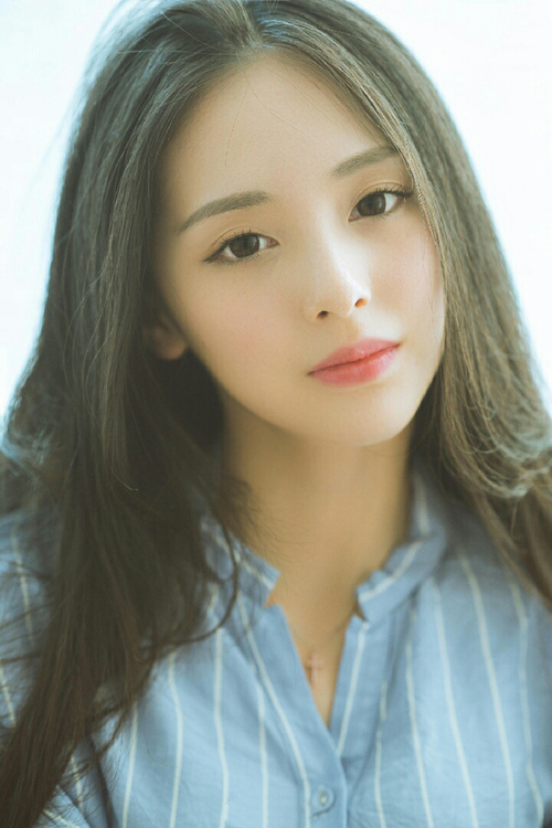 双D之战，当加纳黑星刺穿丹麦童话，莱万在沉默中亮出致命獠牙